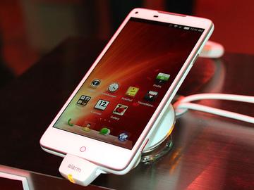 高通800.全頻段.雙喇叭 中興nubia Z5S動手玩【CES 2014】