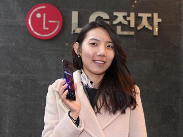 樂金R&D總部直擊！LG G Flex彎曲手機設計揭祕