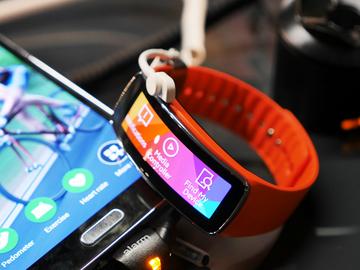 曲面螢幕輕巧有型 SAMSUNG Gear Fit動手玩【MWC 2014】