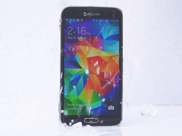 三星S5參加冰桶挑戰 指定M8、930與5S接棒