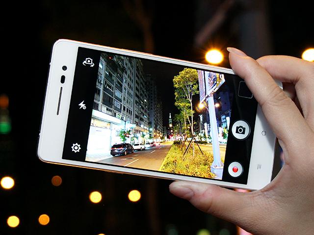超纖薄4G手機OPPO R3 夜拍也能很絢彩