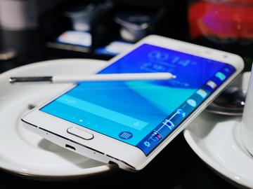曲面側邊螢幕概念成真！三星GALAXY Note Edge動手玩【IFA 2014】