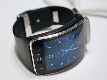 曲面大螢幕  三星Gear S可通話智慧錶動手玩【IFA 2014】