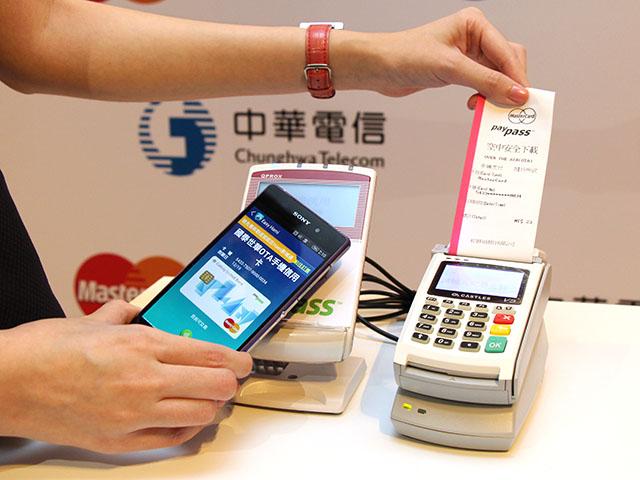 中華電信10/16起開放NFC手機信用卡、悠遊卡申辦