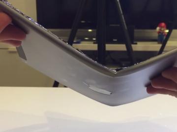 網友瘋測iPad Air 2!徒手折彎、射擊、摔落花樣百出