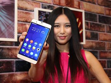 鎖定iPhone6 Plus！華為推雙眼手機榮耀6 Plus