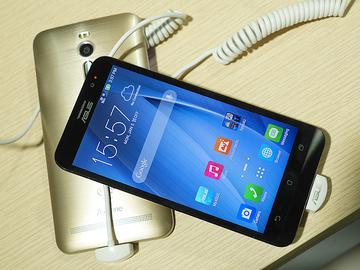 全球首款4GB RAM手機 ASUS ZenFone 2動手玩【CES 2015】