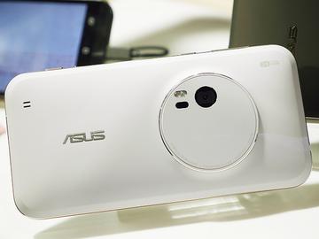 最薄3x光學變焦手機 華碩ZenFone Zoom動眼看【CES 2015】