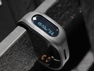 寶麗來搶進穿戴市場 推Fitband智慧手環【CES 2015】