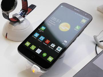 平價6吋螢幕大手機 Alcatel OneTouch Hero 2C動手玩【CES 2015】