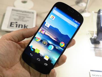 雙螢幕電子紙手機 YotaPhone 2動手玩【CES 2015】