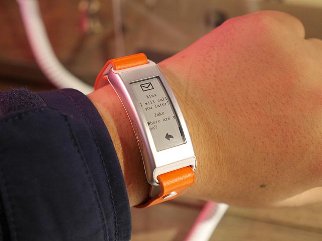 七天續航力！聯想Vibe Band VB10智慧錶體驗【CES 2015】