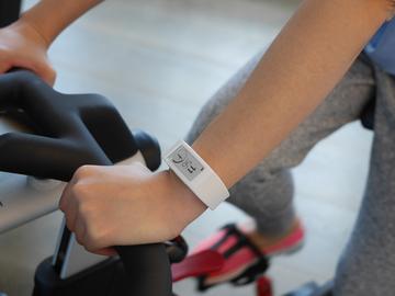 白色Sony SmartBand Talk SWR30本周上市 住老爺酒店可試用