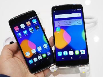 反過來也能打電話！Alcatel OneTouch Idol 3動手玩【MWC 2015】