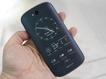 台灣將開賣?雙螢幕手機YotaPhone 2獲認證