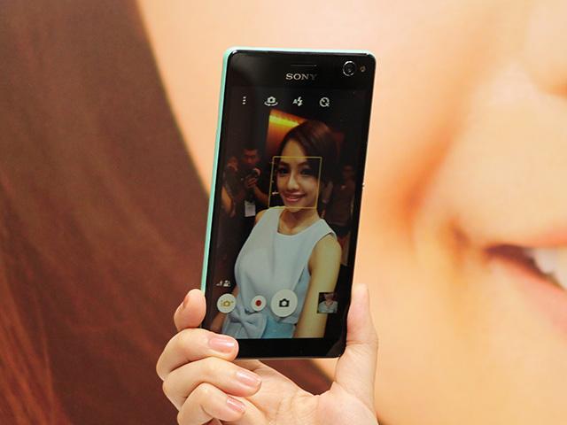 [評測]Sony C4自拍手機 人像風格與AR遮罩速測