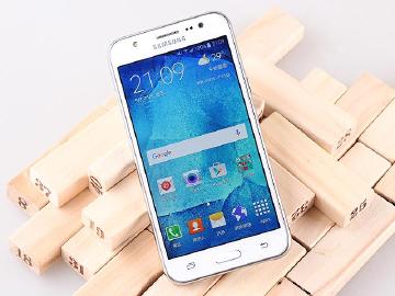 [評測]平價雙卡自拍機 三星GALAXY J5前置LED補光燈