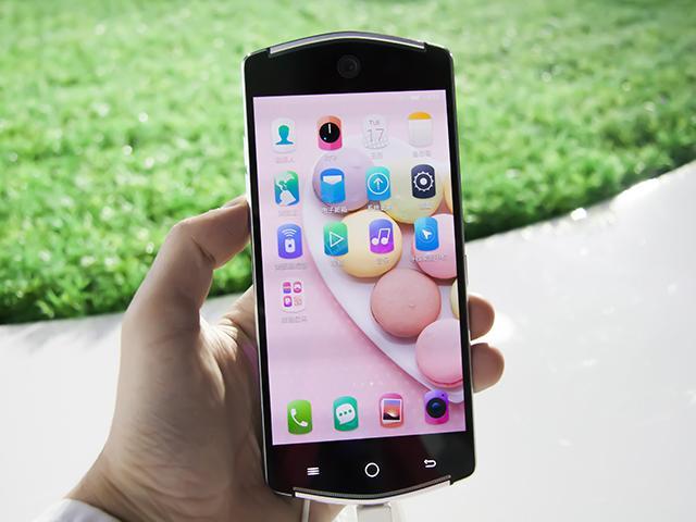 美圖V4自拍手機發表 配備21MP高畫素前後鏡頭