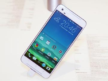 5.5吋雙卡金屬機 HTC One X9動手玩[MWC 2016]