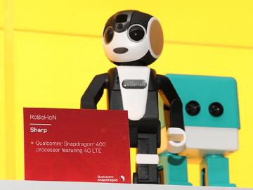 超可愛！夏普RoBoHoN機器人手機動手玩[MWC 2016]