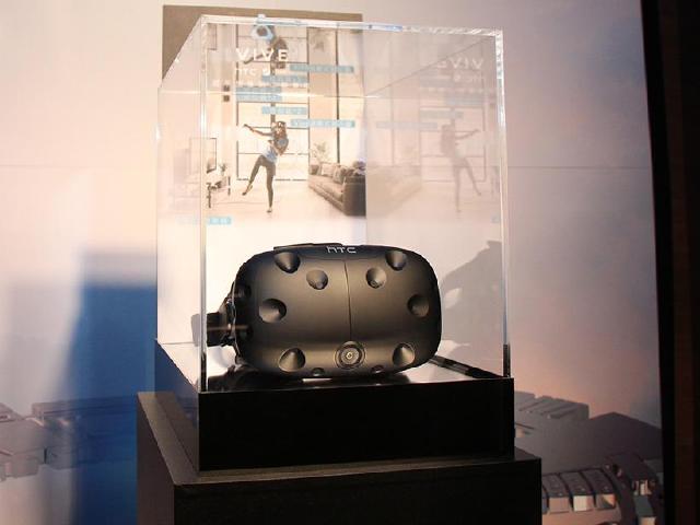宏達電進駐電信實體門市 HTC Vive也能綁約買
