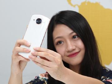 AI美顏自拍防手震 M8美圖手機人像模式開箱實測