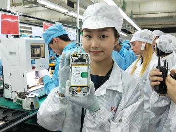 再訪OPPO生產基地 R11組裝與機械手臂導入直擊