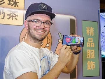 一分鐘看英國插畫家用Note 8遊台北創作