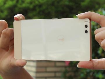 雙鏡頭、長續航！錘子堅果Pro台灣開箱評測