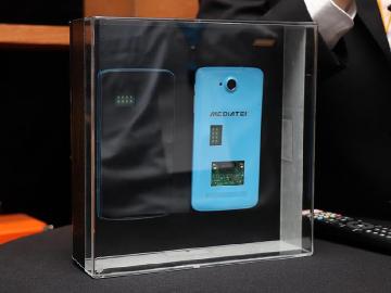 首款安卓8.0手机Sony XZ1大小旗舰动手玩[IFA