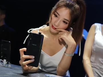 vivo NEX全螢幕旗艦手機發表 升降式鏡頭搶先實測