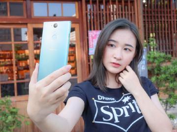 追劇、拍照一把罩！中階娛樂手機Sony XA2 Plus