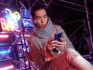 蕭敬騰為OPPO R17創作耍light 完整版MV即將首播