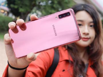 三鏡頭主相機 6吋三星Galaxy A7 2018開箱測試