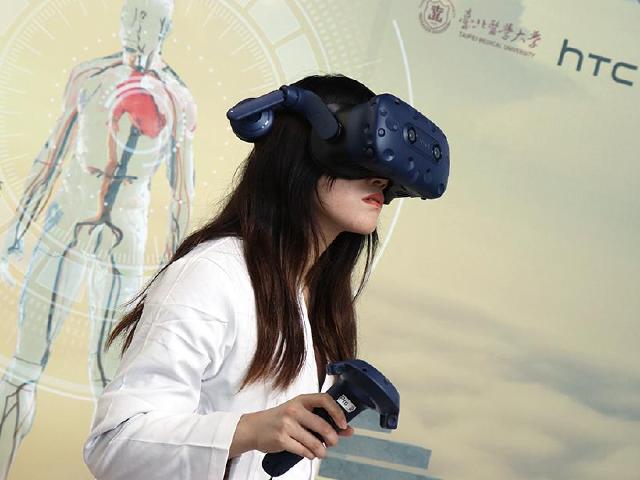 Vive Pro結合醫學 HTC DeepQ攜手北醫大成立VR解剖學教室