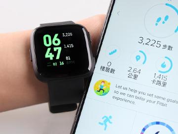 輕量機身長效續航 Fitbit Versa健康運動手錶開箱