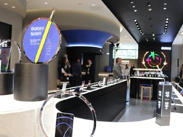 全台最大三星體驗館微風南山開幕 Note9等手機與配件最齊全