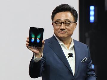 單機約6萬台幣！三星Galaxy Fold可折疊螢幕手機亮相