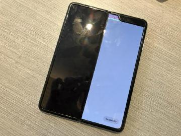 螢幕薄膜撕不得 SAMSUNG Fold折疊螢幕手機上市前爆災情