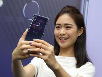 半透明機身、前後雙鏡頭規格 HTC U19e台灣6/11上市