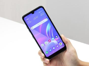 AI三鏡頭平價手機 LG Q60開箱跑分與拍照