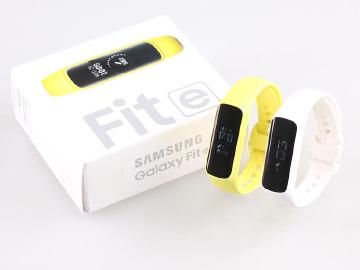 心率偵測、訊息提醒！三星Galaxy Fit e平價手環開箱