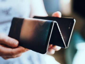 TCL可折疊螢幕手機新原型機亮相 10吋螢幕可三折收納