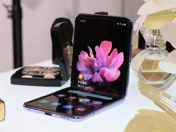 頑美自拍折疊手機！三星Galaxy Z Flip台灣即日可預購