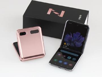 霧面背蓋更內斂！三星Z Flip 5G折疊手機全色系開箱跑分
