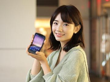 經典刀鋒機回歸 Motorola razr 5G折疊螢幕手機開箱