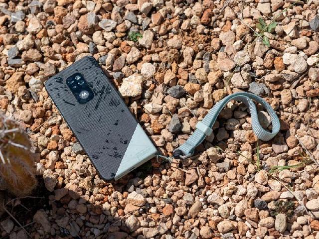 2021年版Motorola Defy三防手機發表 IP68機身能用肥皂清洗