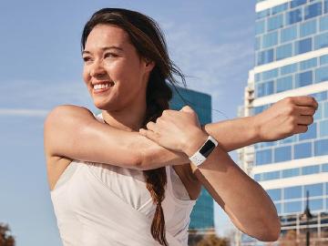 首度加入彩色螢幕 Fitbit Charge 5智慧手環開放預購