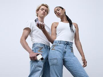 三星攜手瑞典品牌Dr Denim 打造Z Flip3專屬時尚牛仔褲