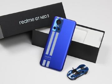 賽道雙條紋、天璣8100手機 realme GT Neo3開箱跑分